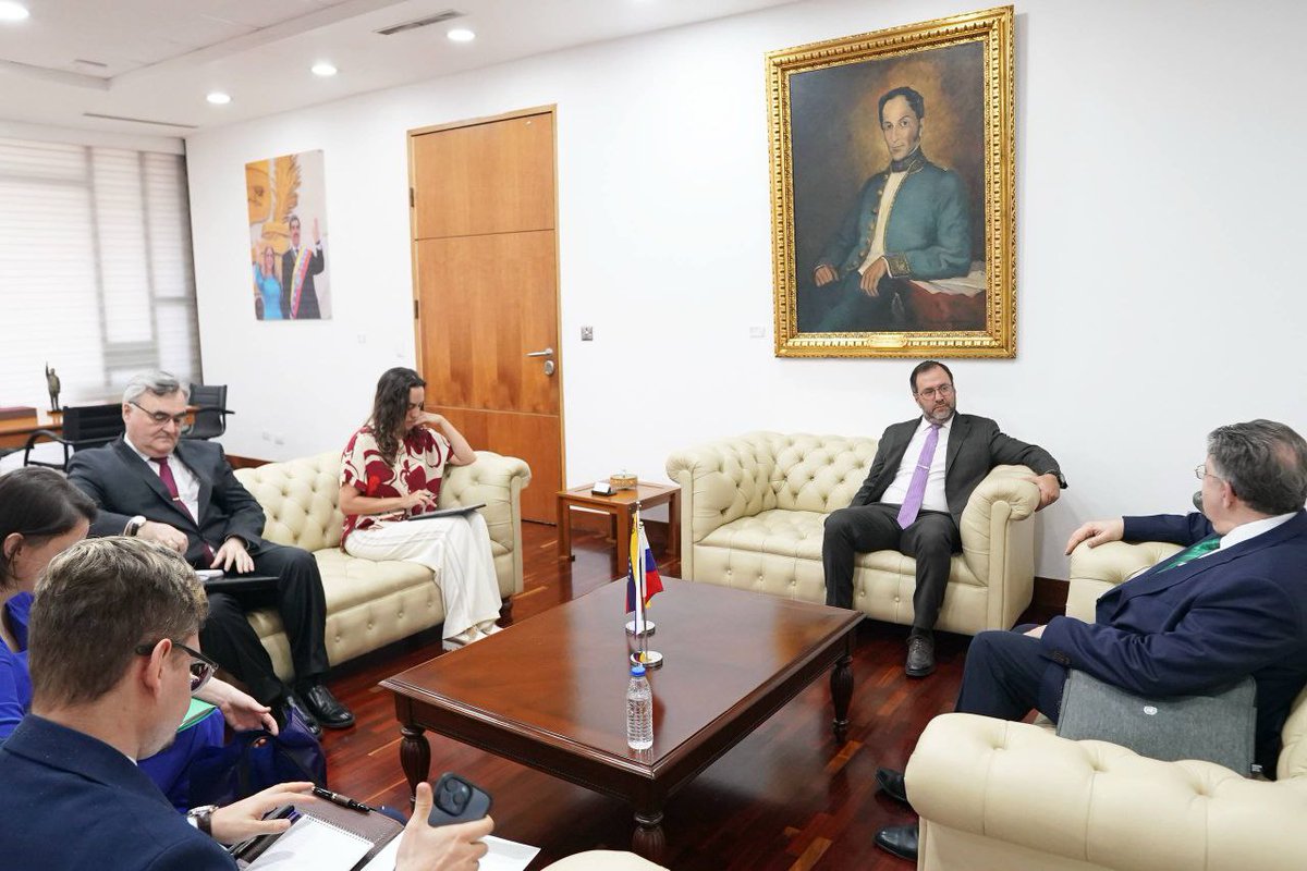 DaniAlex0's tweet photo. 🇻🇪🇷🇺 Fortalecemos la alianza estratégica entre Venezuela y Rusia. El Canciller @yvangil sostuvo un encuentro con Alexander Shchetinin (Cancillería rusa) para revisar avances en cooperación bilateral.
​Avanzamos con paso firme hacia la consolidación de un mundo multipolar. 🌎🤝 https://t.co/eAhYJErevu