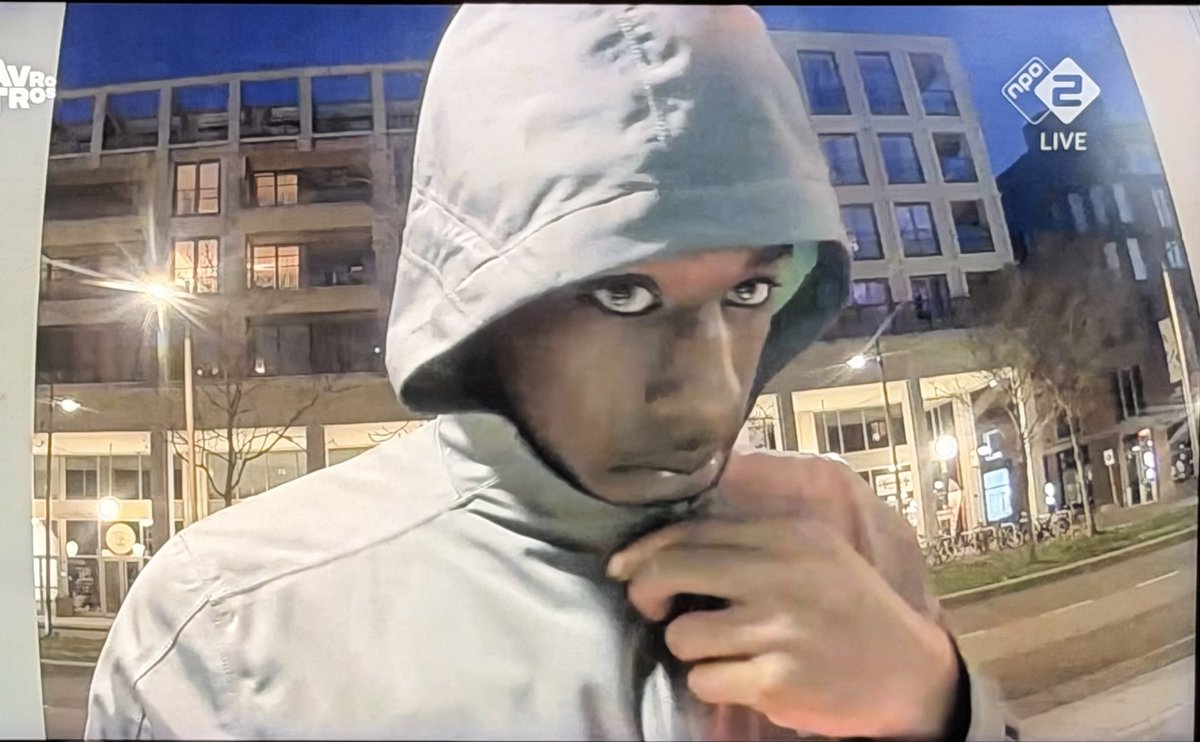 Dit kanspareltje beroofd een 92 jarige man van zijn pinpas en gaat vrolijk nieuwe IPhones kopen.

Maak m beroemd dit gewetenloze ettertje. 

#opsporingverzocht