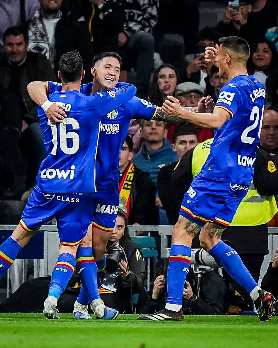 brfootball's tweet image. Getafe's Martín Satriano with a ridiculous volley to give them the lead over Real Madrid at the Bernabéu 😱