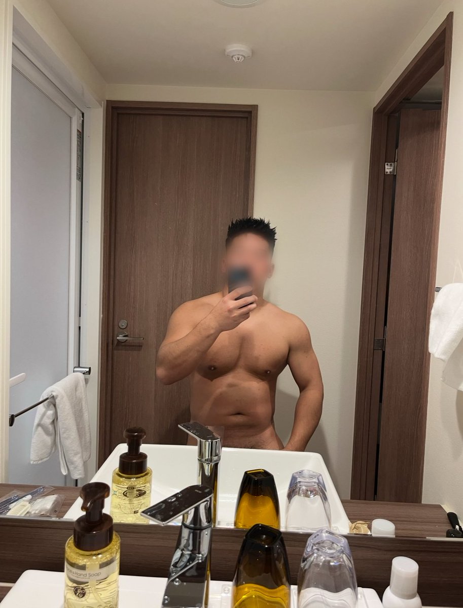 muscle_chae's tweet photo. 元ガリ体型。
Tシャツが世界一似合わなかった男です。

1年で＋10kg。

細身が本気で体を変えた方法をまとめました。

実際に使ったサプリ
トレーニングギア

遠回りしたくない人だけ
リプ1へ‼︎‼︎
#筋トレ　#増量　#ボディメイク https://t.co/D7eBP10rda