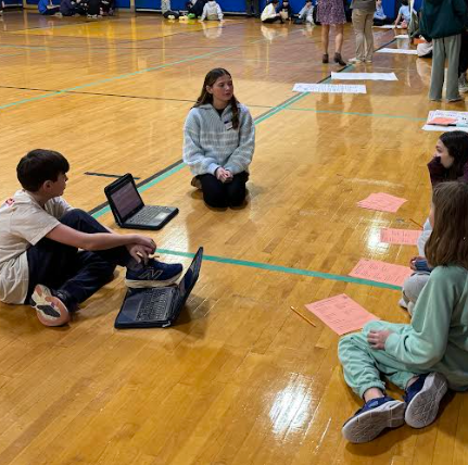 mendhamborosd's tweet photo. Mrs. Keaney's 6th grade Language Arts students took a turn as the teacher when they instructed 5th graders about how to write a compare and contrast essay. #lionspride #mountainview #mendhamborosd https://t.co/XFygVvy51p
