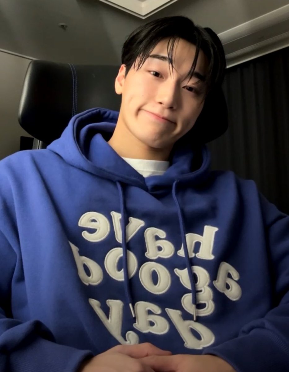 remember when san bought a hoodie that says “have a good day” and was wearing it to make everyone around him smile… truly a sanshine