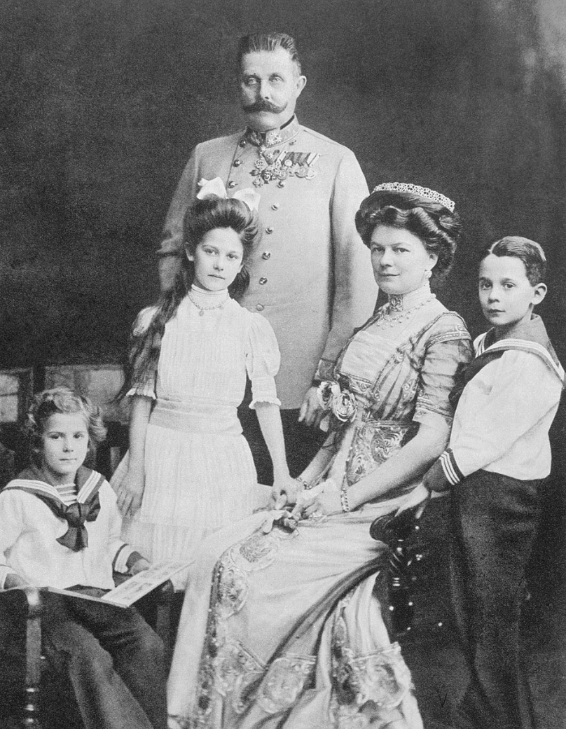BasicJal's tweet photo. Sofija Chotek 🇨🇿 bila je trudna kad je kao suvozač ubijena u #Sarajevo Njena 2 sina kasnije je mučio gestapo u logorima jer su bili protiv nacista u Austriji tokom ww2. Treba li žrtva imati spomenik ili će to zaustaviti srednjoškolac @IrfanCengic https://t.co/Lm0eMOek3S
