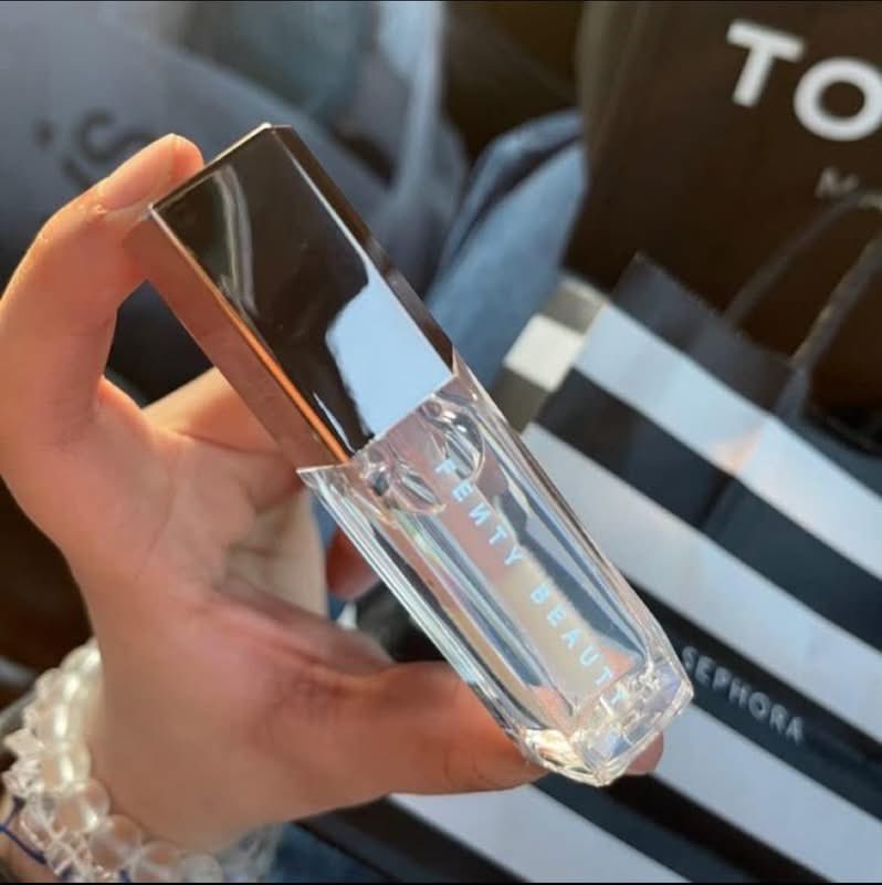layxsnv's tweet photo. I’m such a clear lip gloss girlie 🫧🫦 https://t.co/s97O7SMvuP