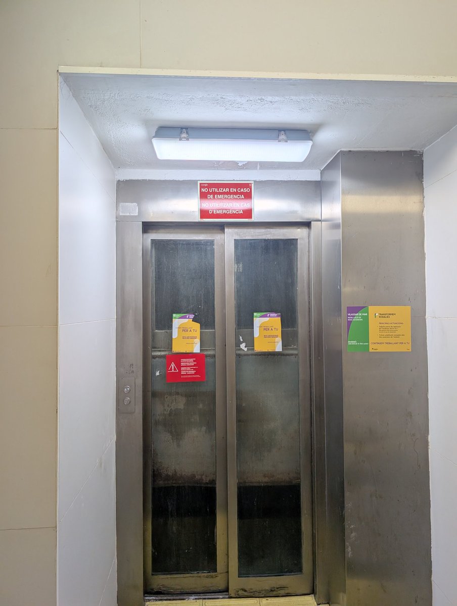 ratolinaemma's tweet photo. @VilassardeMar torno a agafar el tren perquè els dilluns em toca i l'ascensor segueix espatllat!!! Quin avorriment de tema! Com pot ser que estiguem així cada dos per tres?! https://t.co/Fec0Vpbhxm