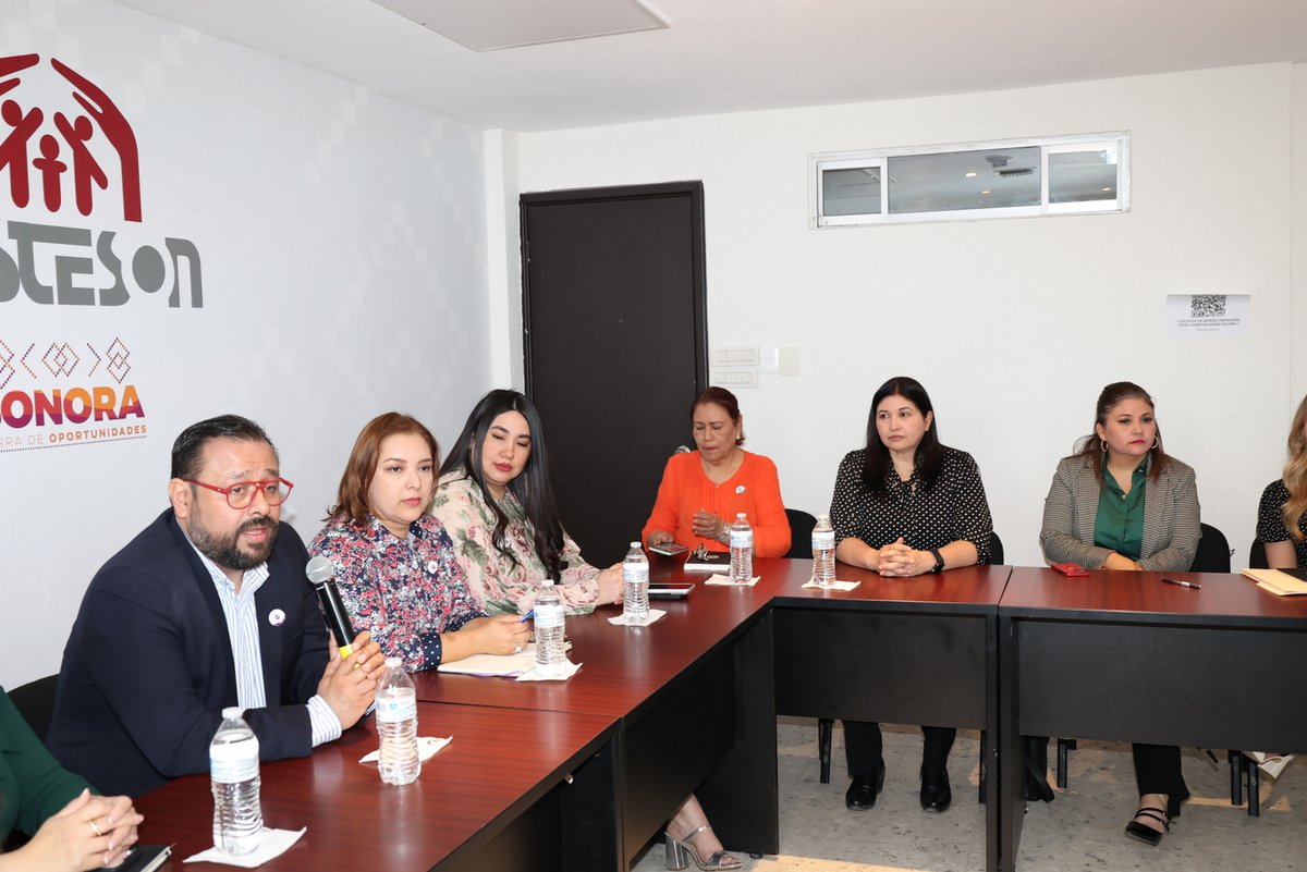 🙌🏽 Nuestro agradecimiento a la licenciada Ana Delia Corona Valenzuela, coordinadora de capacitación de la <a href="/cedhsonora/">CEDH Sonora</a>, por impartir la conferencia "Violencia de género: Definición, tipos y ámbitos donde ocurre" al personal de #ISSSTESON ✅

1️⃣▶️2️⃣