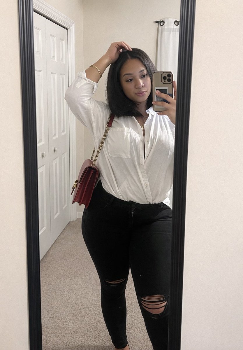 breanna_simone's tweet photo. 32 on 3/2 🥂 thank you God for another year 🤍 https://t.co/s8VjE0Gplw