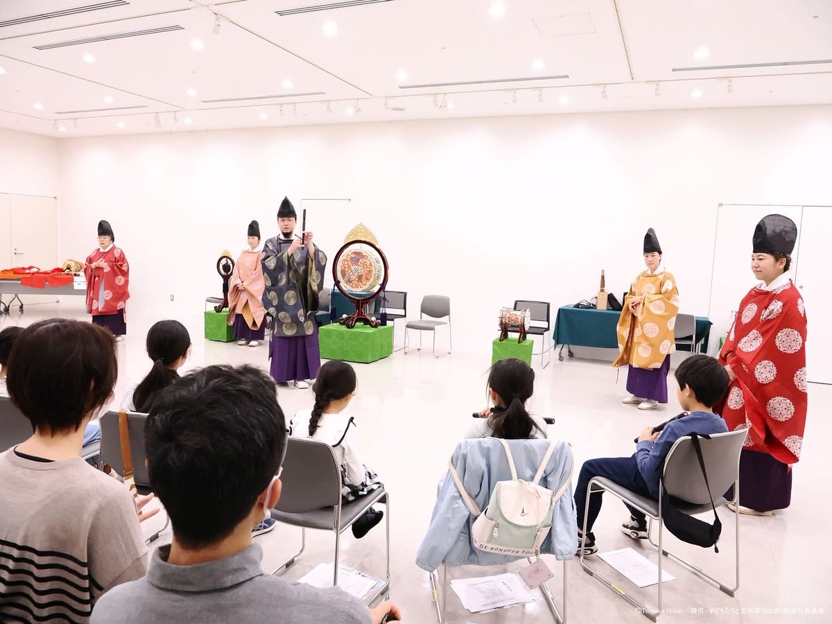 reigakusha's tweet photo. 第22回子どもたちと芸術家の出あう街
雅楽ワークショップ＠東京芸術劇場ギャラリー２
無事終了しました！

今年も熱心な子どもたちが楽器体験に取り組み、
真剣に雅楽の演奏を聴き、楽しく舞の体験もしました。

親御さんも皆さん楽しそうで、一緒に参加してくださいました。
みんな、また来てね〜！ https://t.co/EX9oSCsIE8