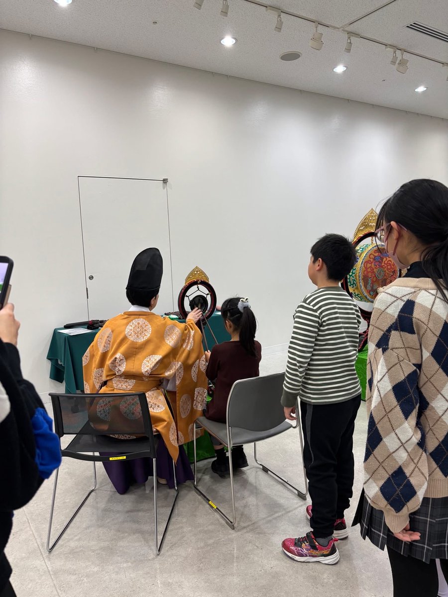 reigakusha's tweet photo. 第22回子どもたちと芸術家の出あう街
雅楽ワークショップ＠東京芸術劇場ギャラリー２
無事終了しました！

今年も熱心な子どもたちが楽器体験に取り組み、
真剣に雅楽の演奏を聴き、楽しく舞の体験もしました。

親御さんも皆さん楽しそうで、一緒に参加してくださいました。
みんな、また来てね〜！ https://t.co/EX9oSCsIE8