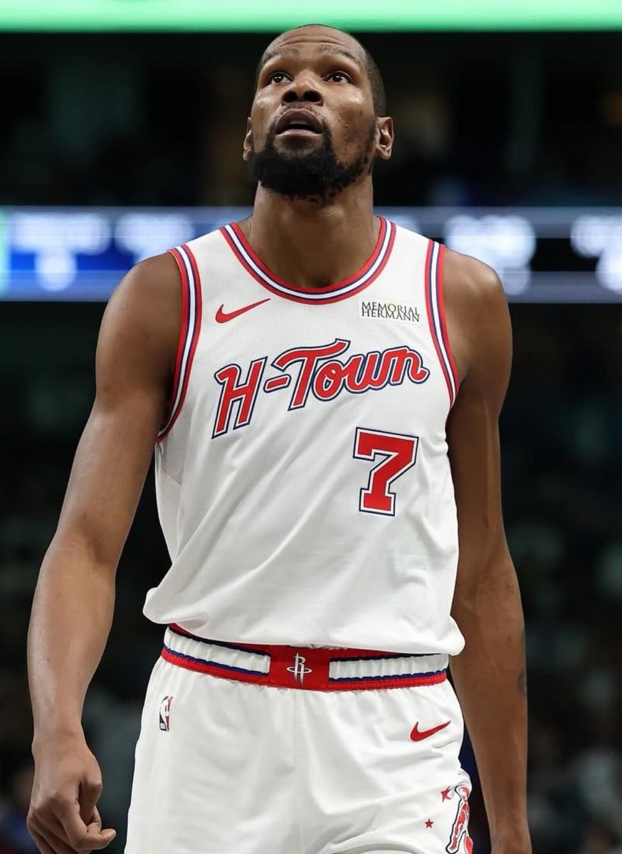 KEVIN DURANT TONIGHT:

30 POINTS
7 REBOUNDS 
8/15 FGM
3/6 3PM
11/11 FTM
37 MINUTES