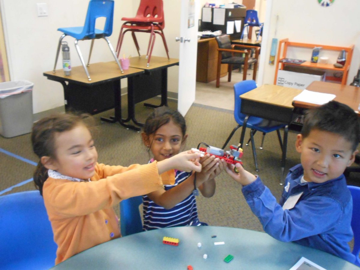 YangFanAcademy's tweet photo. At Yang Fan Afterschool, our Academic Excellence pillar features cutting-edge STEM/STEAM Labs where students dive into hands-on robotics, coding, and science projects. They aren't just building bots; they're building the emotional intelligence (EQ) needed for lifelong success. https://t.co/SFHBjIrBew