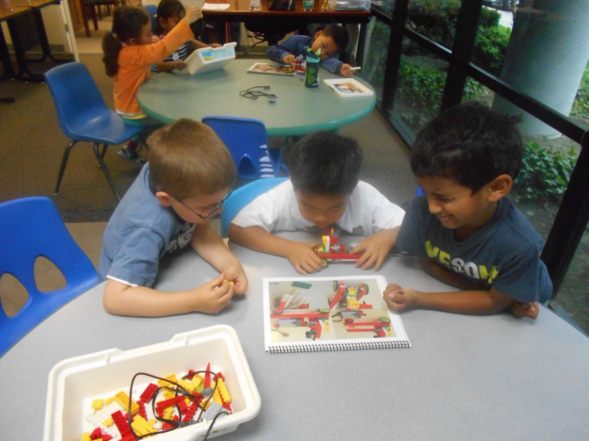 YangFanAcademy's tweet photo. At Yang Fan Afterschool, our Academic Excellence pillar features cutting-edge STEM/STEAM Labs where students dive into hands-on robotics, coding, and science projects. They aren't just building bots; they're building the emotional intelligence (EQ) needed for lifelong success. https://t.co/SFHBjIrBew