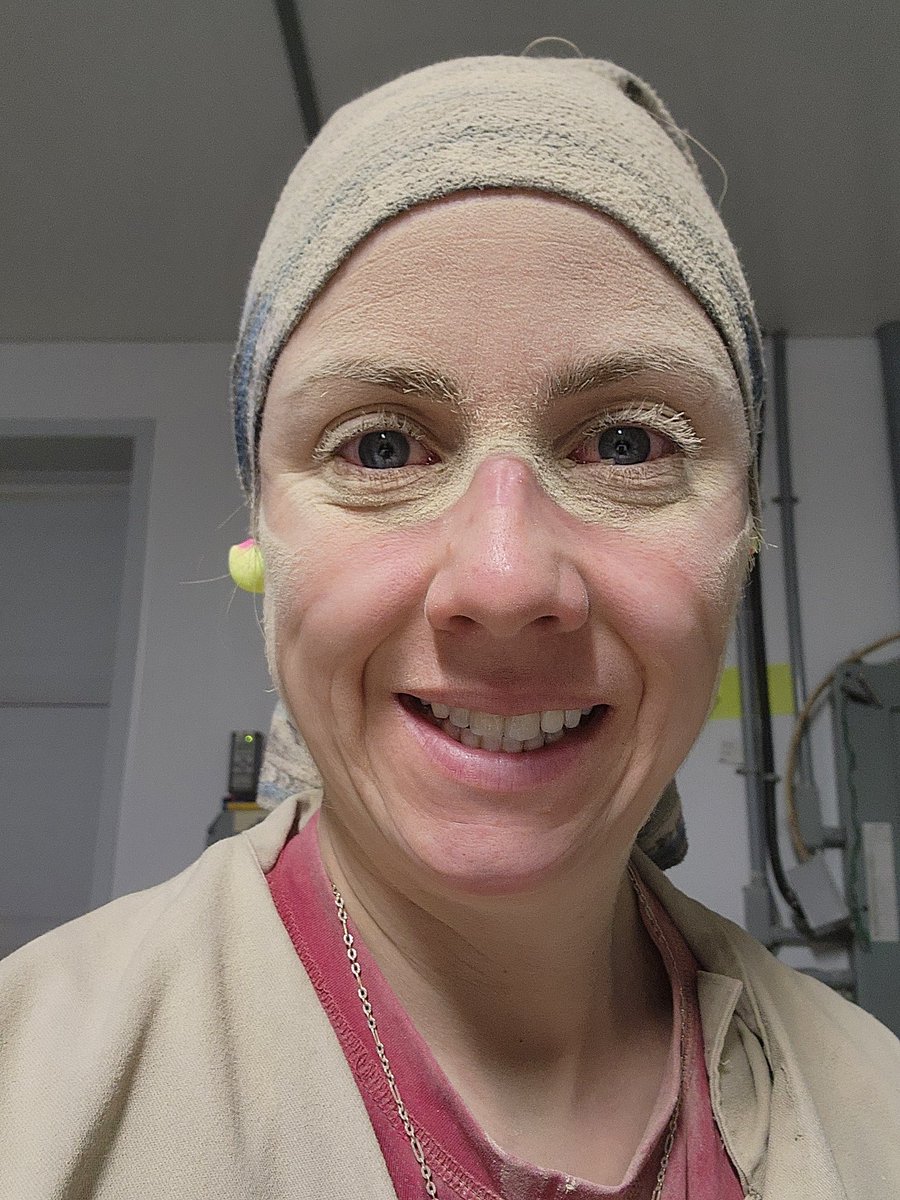 Fillannoeuf's tweet image. Tannée en esti de pogner des chocs en aspirant les coins de moulée. #statique 
Après outch mes genoux et hanches à gratter le plancher pendant 3h30🤕😵‍💫
Après passer l'air pour enlever la poussière, vivement un😷
M'en va me coucher😴
#AgCan
#FermeFillannoeuf