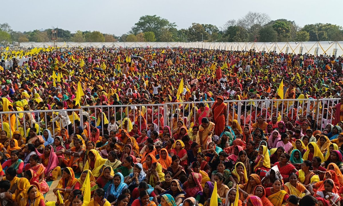 RKMahto9939's tweet photo. कुडमी अधिकार महारैली, प्रभात तारा मैदान, राँची 🏟️👥🎉🔥💥
#kudmisamaj
#yellow_revolution
#ranchi
#KudmiST https://t.co/cxISdo8d5c