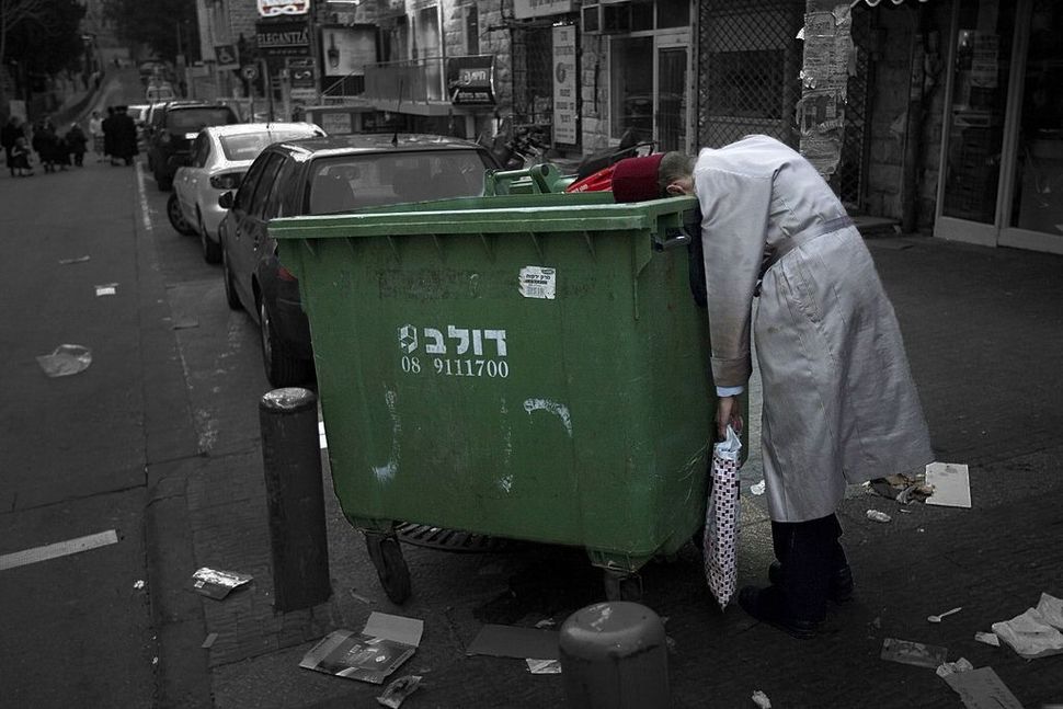 RabbaNechama's tweet photo. What does "ad delo yada bein arur Haman le‑barukh Mordekhai" mean?

Hakham Haim Ovadia teaches that ad delo yada describes a state of joy and relaxation, not literal confusion. It is a poetic expression, not a halakhic measurement, and does not require intoxication. -Getty Images https://t.co/vo5ZDIceGp