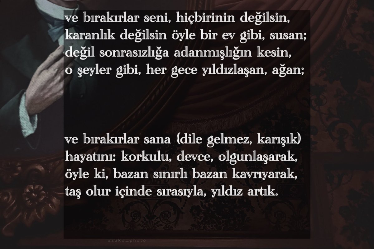 Soyunur akşam giysilerinden ağır ağır,
kendini yaşlı ağaçlar çevresinde tutan,
bakarsın: ülkeler usulca senden ayrılır,
biri gök yolcusudur işte, biriyse batan;
