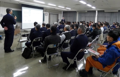 138_Fire_D's tweet photo. 元名古屋市消防局職員の鈴木正巳様に
「過去の災害に学ぶ　失敗に学ぶ　～先人が残してくれた教訓～」をご講話いただきました。入職から多岐にわたり多種多様な災害現場でご活躍され、非常に有意義な時間となりました。
また、鈴木様は消防の語り部を執筆しております。
#一宮市消防本部　#消防士 https://t.co/QMg3RZBLCe