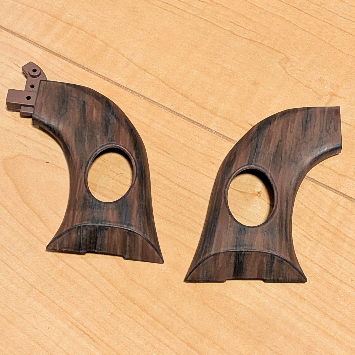 ands_hobby's tweet photo. コスモドラグーン備忘録⑪
ようやくグリップ塗装!
元から黒プラに茶色を吹いてあるので、
縦目に少しヤスリを掛けると黒が見えます
強弱でヤスったあと、ウェザリングカラーブラウン系で筋入れ
#銀河鉄道999 #アルカディア号 #アシェット #コスモドラグーン #CosmoDragoon https://t.co/1m4mo7MYJ5