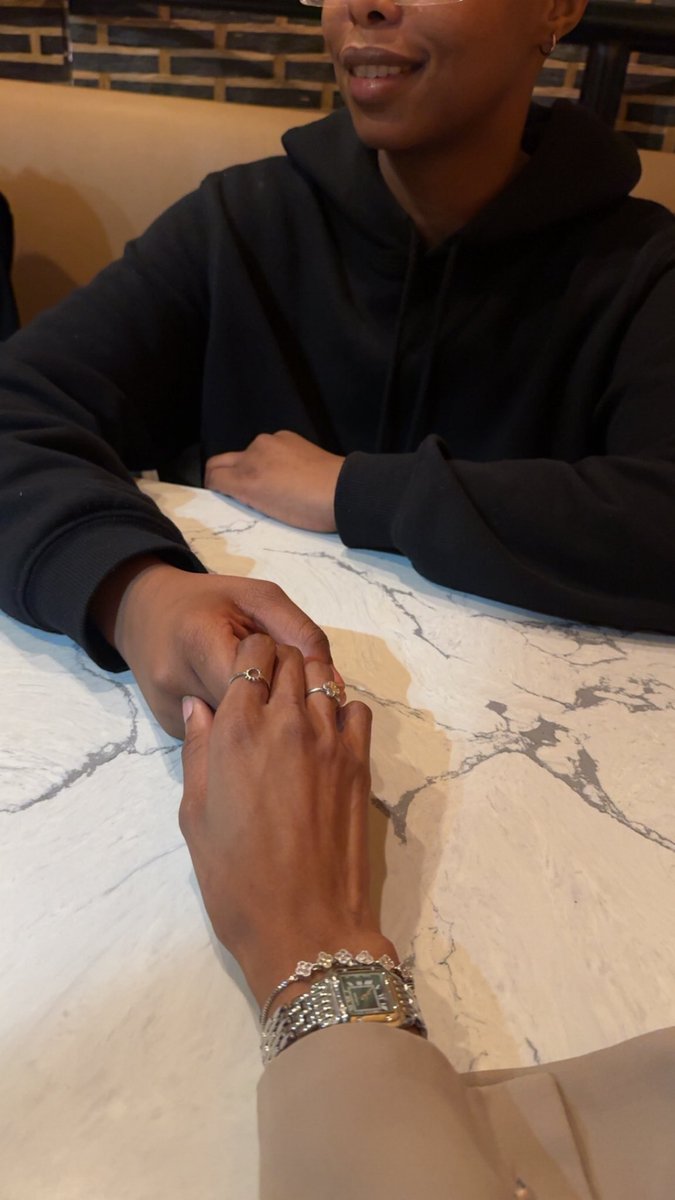 الدنيا كلها تحسب انك انسان عادي وانتي اول كلمتين 
My whole world
♥️♥️♥️♥️♥️♥️♥️♥️