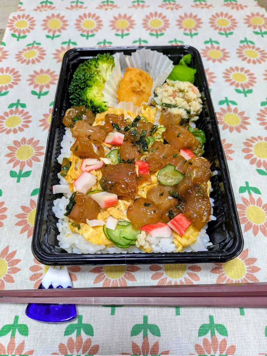 今日3月3日「桃の節句」🌸

明日は雪☃️😳なんて予報もあるけど、やっと春🌱の気配も感じられてきたので、何故ひな祭りにちらし寿司を食べるか分かりませんが、またまたあり物で「もどきちらし寿司弁当」作りました
マグロを漬けにしたら色が😅💦👐
お昼にいただきます😅
🌸🌸🌸🌸🌸