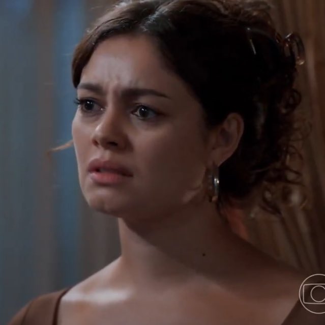 a cara da gerluce de cansaço emocional depois de passar a noite em claro procurando a filha, descobrir que a neta foi roubada e ter que ir no velório do abusador dela agora descobrindo que a joelly e o raul venderam a bebê, sophie charlotte você é boa demais!!! #trêsgraças