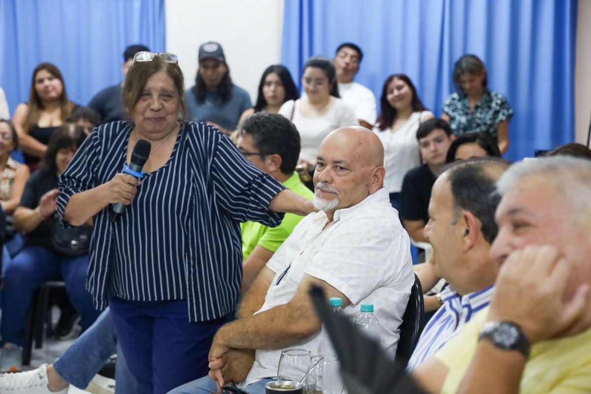 QuintelaRicardo's tweet photo. ¡Que felicidad tener estos encuentros! 

Hoy me reuní con un grupo de amigos con los que empecé este camino de militancia y trabajo por todos y todos, con los que me formé y con quienes transitamos momentos de angustia y persecución, pero también de muchas alegrías y logros compartidos. 

En tiempos difíciles es esencial poder acompañarnos y sostenernos entre compañeros y compañeras. Sigamos caminando unidos y unidas sin bajar nunca los brazos, recorriendo los Barrios, conversando con la gente y trabajando por todos y todas, con las mismas convicciones que nos impulsaron siempre, por la grandeza de nuestra Patria y la felicidad del pueblo argentino.