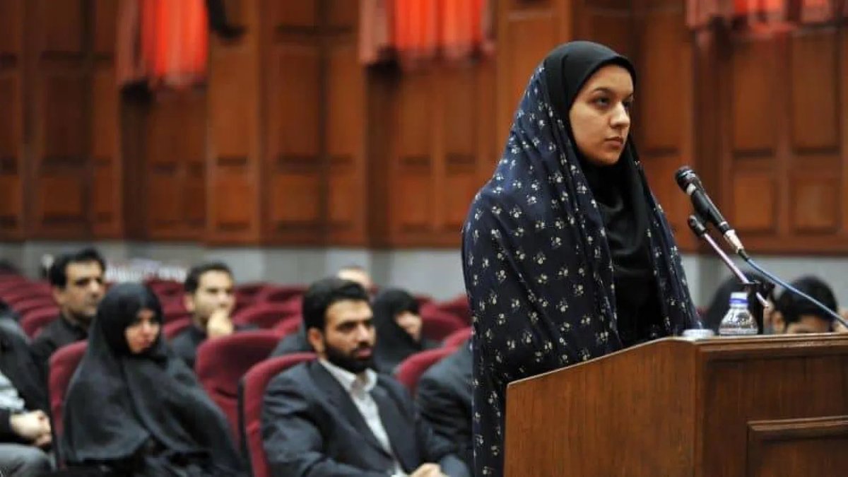 رفضت إغتصابها و قاومت بشدة 
حتى أنها قتلت من حاول إغتصابها  كانت مقاومتها له دفاعاً عن شرفها
و في يوم محاكمتها 
سألها القاضي :
لماذا قتلتي الضابط 
فردت عليه :
قتلته دفاعا عن نفسي و شرفي
فرد القاضي :
 هذا ليس مبرر للقتل
ردت علية قائلة :
 لأنك عديم و فاقد للشرف
فأصدر عليها حكما