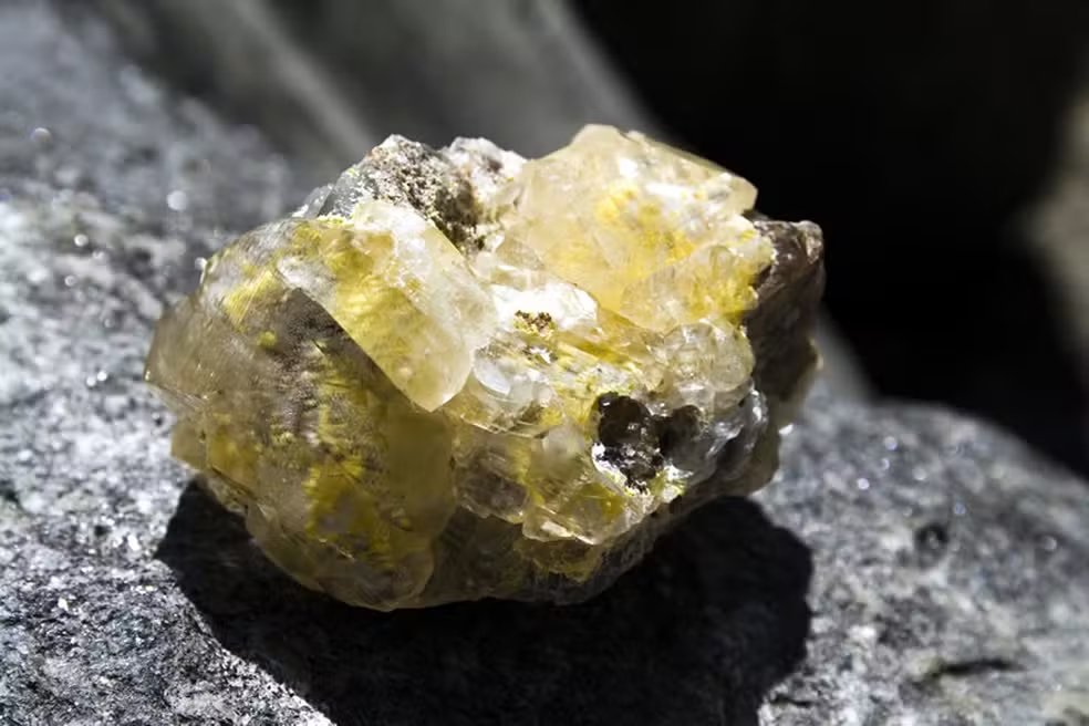 roteirozero's tweet photo. O Irã só produz em média 21 toneladas de urânio por ano, insuficiente para a produção destinada a fins nucleares. Então, quem estava vendendo urânio para o Irã? Algum palpite? https://t.co/CfzCuwgfkN