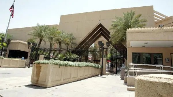 x1sbb's tweet photo. المتحدث الرسمي لوزارة الدفاع: تعرّضت السفارة الأمريكية في الرياض لهجوم بمسيّرتين بحسب التقديرات الأولية، ونتج عن ذلك حريق محدود وأضرار مادية بسيطة في المبنى.
#الرياض_الان 
#الحرب_العالمية_الثالثة https://t.co/cGCM1hHRMb