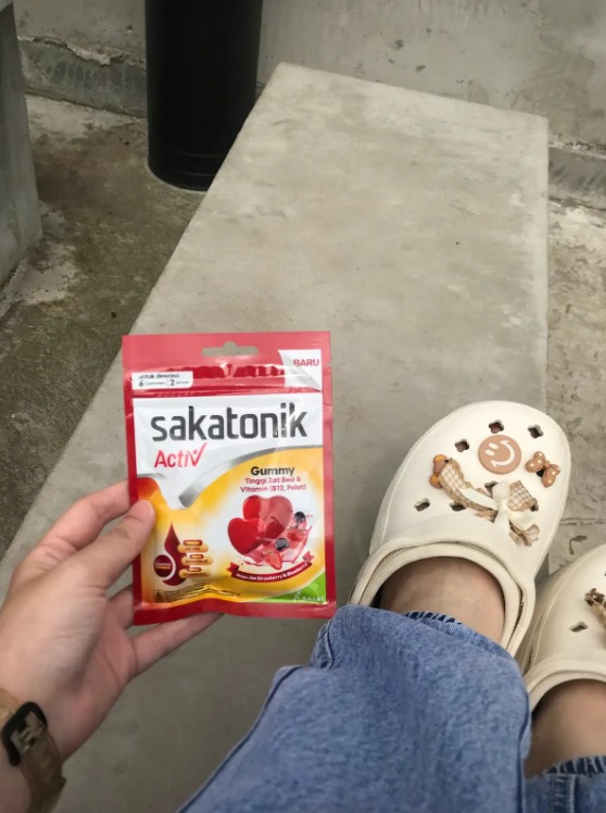 Alysha4babil's tweet photo. skrg gue mulai lebih teliti soal vitamin yg gue minum 😭 ga cuma mikir praktisnya, tp jg kandungannya, makanya skrng gw pilih Sakatonik Activ Gummy krn ada zat besi, asam folat, B12nya selengkap itu jadi ga report makan vitamin satu2 lagi https://t.co/7AQD2CgwKB https://t.co/jrsd8aGuvL