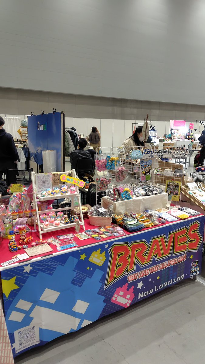 sggkvalion's tweet photo. 2月21日（土）、群馬県高崎市で開催された「CIDEXPO」にブースを出店。
プロレスプロモーションのブース、販売している物はネコ雑貨、保護猫活動の宣伝、フリー稼業の相談窓口というカオスっぷり。
お手伝いいただいた四井浩一さんも随所に狂気を見せる良い旅でした。
#IL_BRAVES
#CIDEXPO https://t.co/xq3rGypfiq