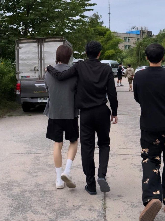 เห็นผ่าน ๆ ว่าเวลาออกกำลังกายก็เล่นขาบ่อยอยู่ไม่ใช่หรอ ทำไมมันถึงได้เรียวเล็กแบบนั้นล่ะลูก 555555 แต่อย่าพูดถึงกล้ามแขน พี่ตกใจ 555555