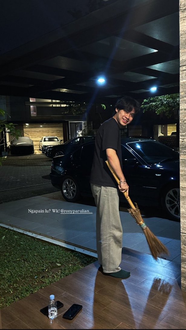 Ron nyapu malem malem pamali tau ronn wkwkkwwk