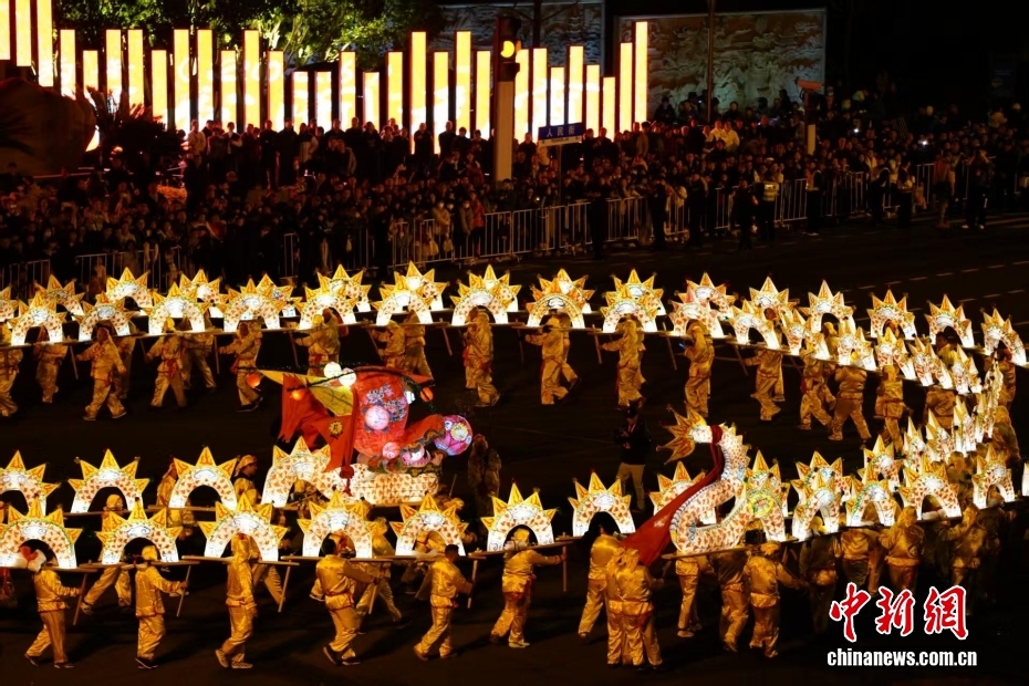 CNS1952's tweet photo. 【氛圍感拉滿 各地民眾喜迎元宵佳節】3月3日（正月十五）是 #元宵節，近日，全國各地民眾賞花燈、品民俗，迎接元宵佳節的到來。 https://t.co/j1Bb3HBgcB