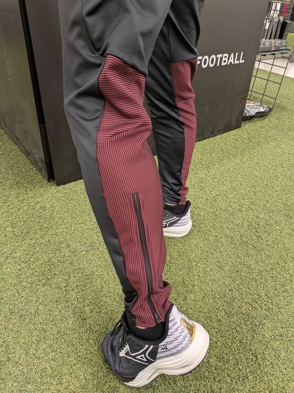 ＼スタッフのおすすめ！／
モレリアトレーニングトップ＆パンツ！
ストレッチ性の高い生地で動きやすくて快適です。
袖や脇のパーツにはツートーンのピンストライプ生地を採用。
袖はサムホール仕様です。

jpn.mizuno.com/ec/disp/snap-d…

#スタッフスナップ
#mizunotokyo