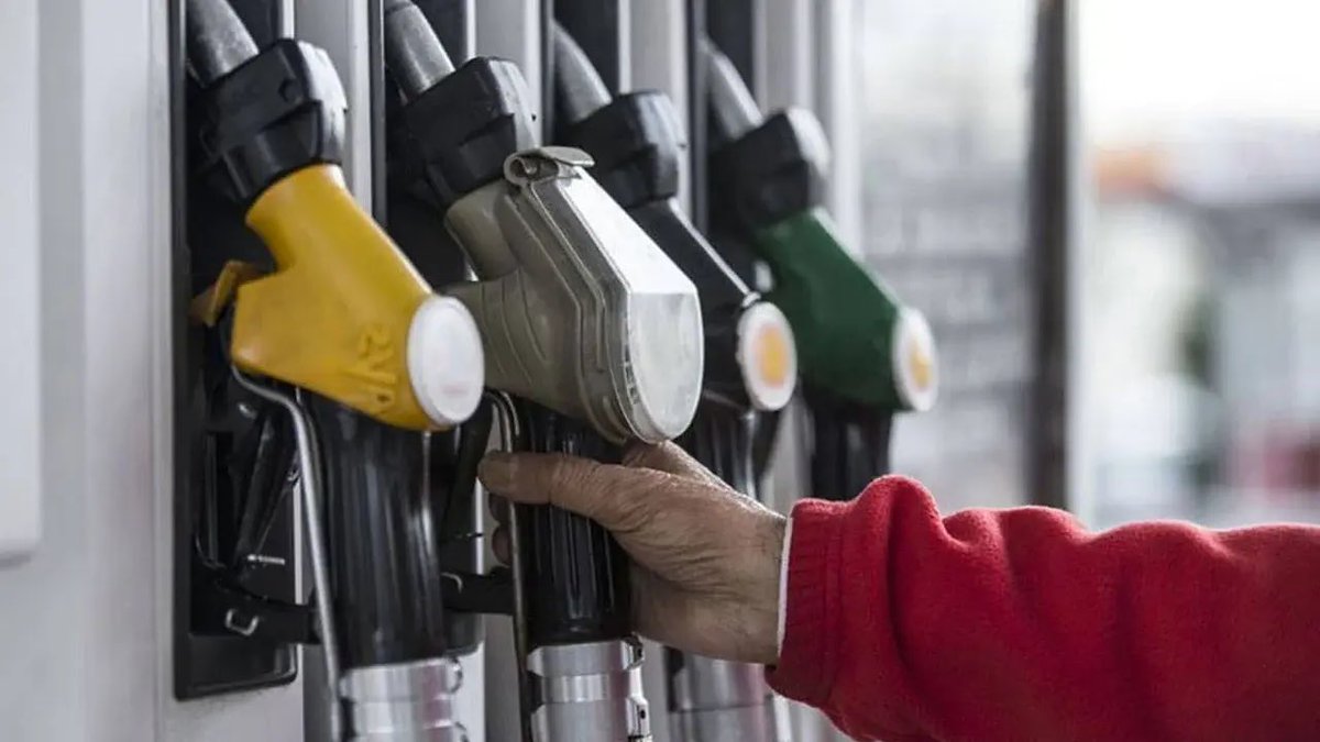 Dailyhaberr's tweet photo. Salıyı çarşambaya bağlayan gece yarısı motorine 5 TL 60 kuruş, benzine 2 TL 10 kuruş zam gelmesi bekleniyor. https://t.co/UZz5xboWed