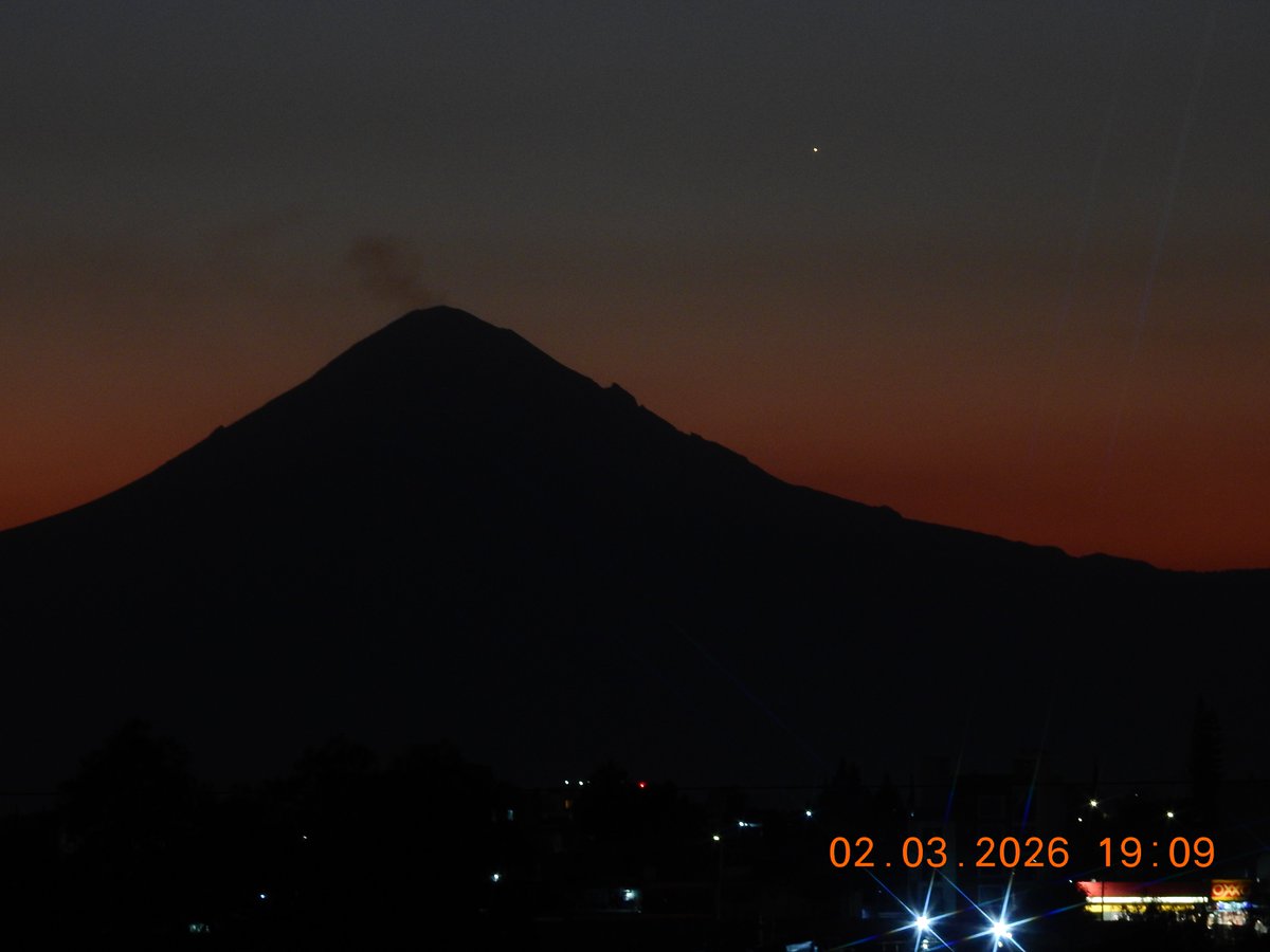 SaganSw's tweet photo. Venus con gran brillo y el volcán. Vista desde Puebla, Mex. Abran la fotografía para apreciar mejor. #Venus #Popocatépetl #Puebla https://t.co/Sj3P0mNqc0