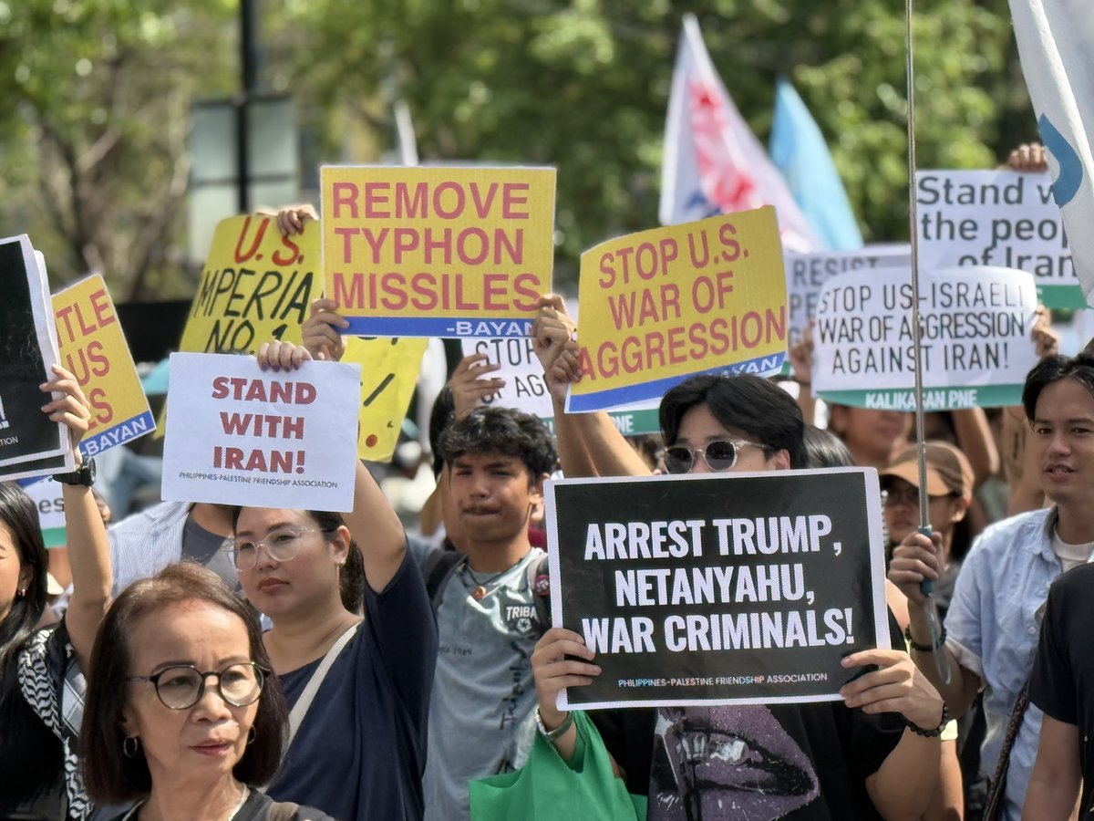 bulatlat's tweet photo. NOW: Filipino activists are marching towards the United States (US) Embassy to condemn the joint military aggression of US-Israel against Iran, with the conflict escalating to the rest of West Asia region. (via Dominic Gutoman/Bulatlat) https://t.co/t90CTCRtBp