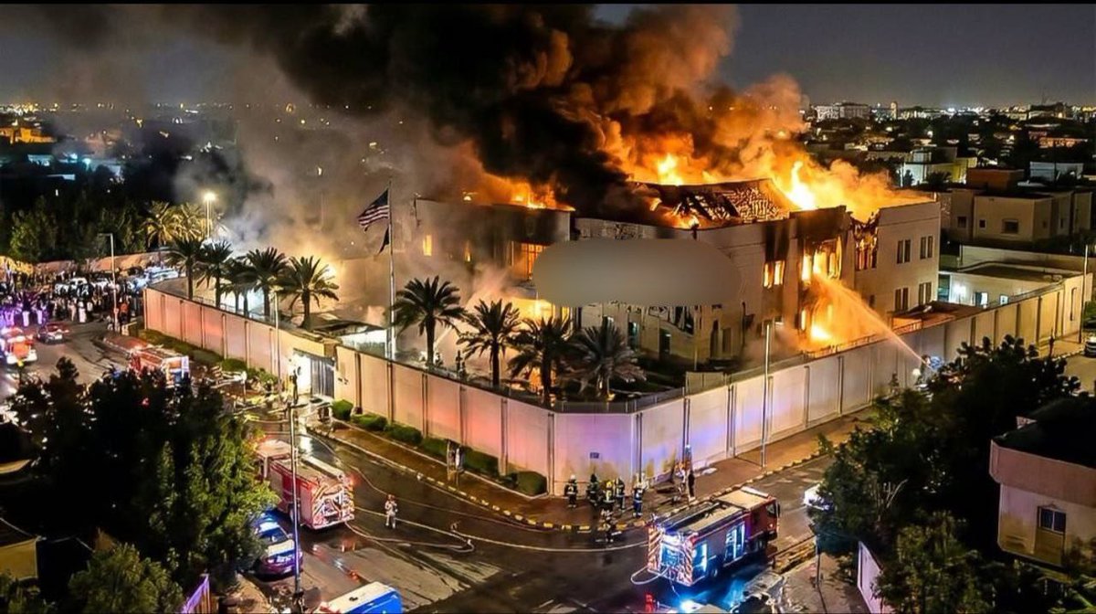 الصورة مولدة بالذكاء الاصطناعي وليست للسفارة الأمريكية في الرياض بعد استهدافها بمسيرتين إيرانيتين.