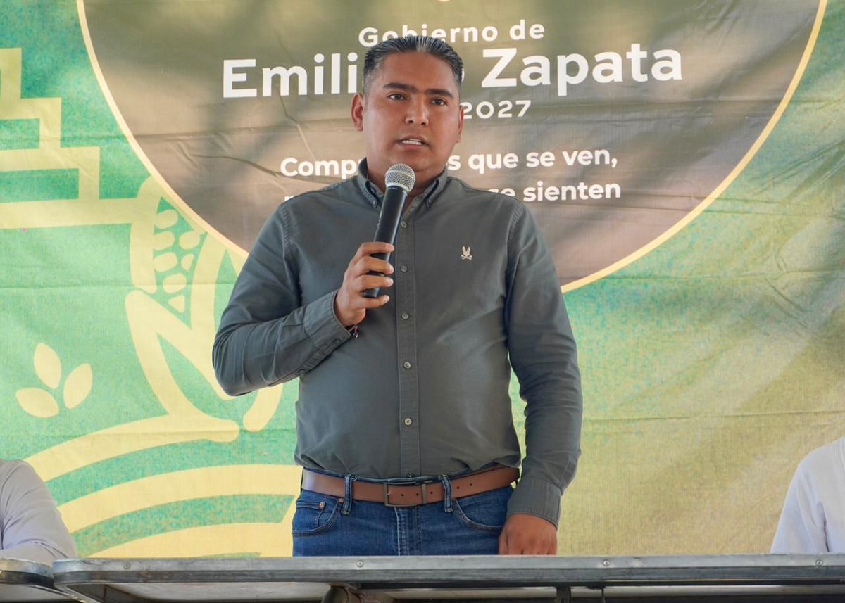DiariodeMorelos's tweet photo. Ayuntamiento de Emiliano Zapata presenta proyecto de drenaje en Tezoyuca para atender rezago histórico

Emiliano Zapata, Morelos.- El Ayuntamiento de Emiliano Zapata realizó una consulta comunitaria en el poblado de Tezoyuca para exponer a vecinos el proyecto de construcción de un cárcamo hermético de bombeo y más de mil metros lineales de red de drenaje sanitario, obra con la que se busca resolver una problemática que por décadas ha afectado a la colonia Amatitlán y zonas aledañas.

Durante la reunión informativa, autoridades municipales explicaron que el sistema de drenaje actual tiene más de 40 años de antigüedad, atraviesa predios particulares y presenta fallas que han derivado en riesgos sanitarios tanto para habitantes como para la comunidad estudiantil del área.

De acuerdo con lo expuesto, los estudios topográficos e hidráulicos realizados determinaron que, debido a que los niveles del drenaje existente se encuentran por encima del punto natural de descarga, la alternativa técnicamente viable es la construcción de un cárcamo hermético que permita bombear las aguas residuales hacia la red principal.

El proyecto contempla una estructura de concreto armado e impermeable, con una profundidad aproximada de cinco metros y una superficie cercana a los 17 metros cuadrados. Incluirá dos bombas de 2 caballos de fuerza con operación alternada, sistema de ventilación elevada e instalación eléctrica independiente, con el objetivo de evitar filtraciones, malos olores y contaminación al entorno.

Autoridades municipales señalaron que el diseño permitiría operar inicialmente al 25 por ciento de su capacidad, dejando margen para contingencias y crecimiento futuro.

En cuanto al tratamiento de las aguas residuales, se informó que estas serán conducidas a la Planta de Tratamiento Cañaveral, la cual cuenta con capacidad instalada de hasta 40 litros por segundo y actualmente opera por debajo de ese límite, lo que, según se indicó, garantiza que no habrá sobrecarga en el sistema.
