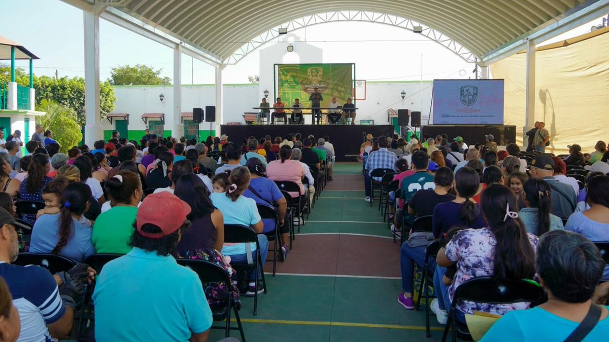 DiariodeMorelos's tweet photo. Ayuntamiento de Emiliano Zapata presenta proyecto de drenaje en Tezoyuca para atender rezago histórico

Emiliano Zapata, Morelos.- El Ayuntamiento de Emiliano Zapata realizó una consulta comunitaria en el poblado de Tezoyuca para exponer a vecinos el proyecto de construcción de un cárcamo hermético de bombeo y más de mil metros lineales de red de drenaje sanitario, obra con la que se busca resolver una problemática que por décadas ha afectado a la colonia Amatitlán y zonas aledañas.

Durante la reunión informativa, autoridades municipales explicaron que el sistema de drenaje actual tiene más de 40 años de antigüedad, atraviesa predios particulares y presenta fallas que han derivado en riesgos sanitarios tanto para habitantes como para la comunidad estudiantil del área.

De acuerdo con lo expuesto, los estudios topográficos e hidráulicos realizados determinaron que, debido a que los niveles del drenaje existente se encuentran por encima del punto natural de descarga, la alternativa técnicamente viable es la construcción de un cárcamo hermético que permita bombear las aguas residuales hacia la red principal.

El proyecto contempla una estructura de concreto armado e impermeable, con una profundidad aproximada de cinco metros y una superficie cercana a los 17 metros cuadrados. Incluirá dos bombas de 2 caballos de fuerza con operación alternada, sistema de ventilación elevada e instalación eléctrica independiente, con el objetivo de evitar filtraciones, malos olores y contaminación al entorno.

Autoridades municipales señalaron que el diseño permitiría operar inicialmente al 25 por ciento de su capacidad, dejando margen para contingencias y crecimiento futuro.

En cuanto al tratamiento de las aguas residuales, se informó que estas serán conducidas a la Planta de Tratamiento Cañaveral, la cual cuenta con capacidad instalada de hasta 40 litros por segundo y actualmente opera por debajo de ese límite, lo que, según se indicó, garantiza que no habrá sobrecarga en el sistema.