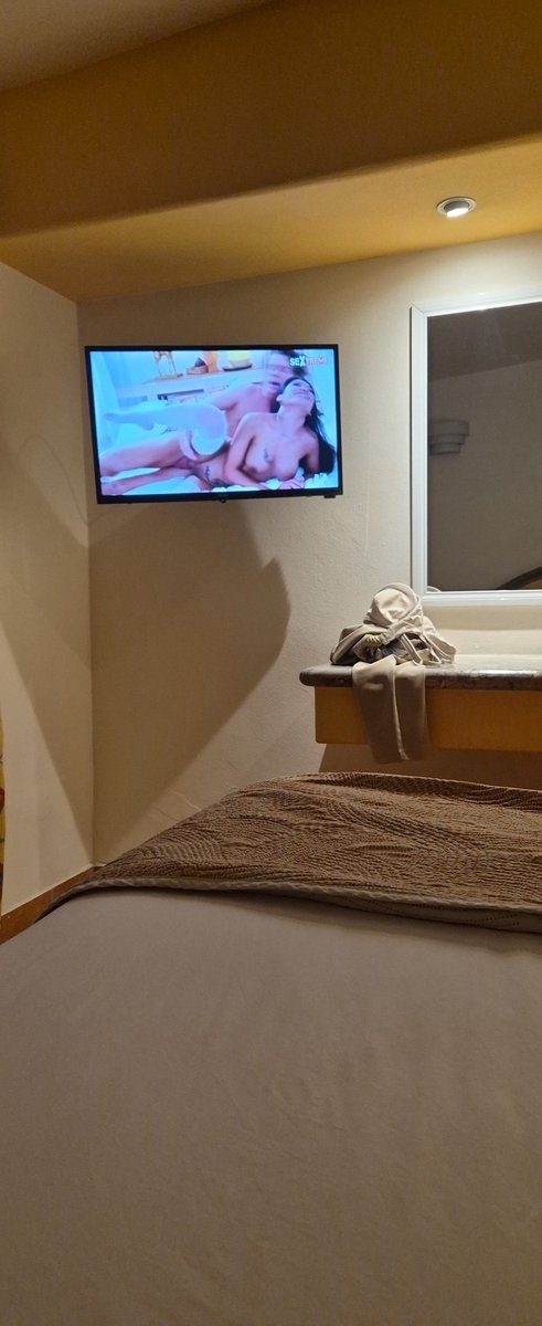 Ya instalados en el motel esperando a la chica que nos complementará el trío mhm
