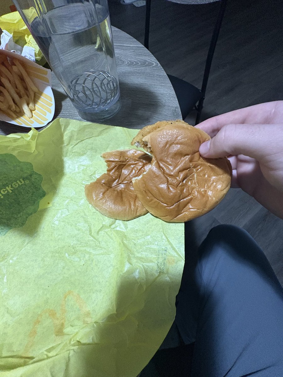 chester_smith64's tweet image. Fellas I’m absolutely stoked for what has happened on this Monday night. Not only did I order 4 mcchickins. I got 2 tops buns on one of them. It’s the little things #legendarypull