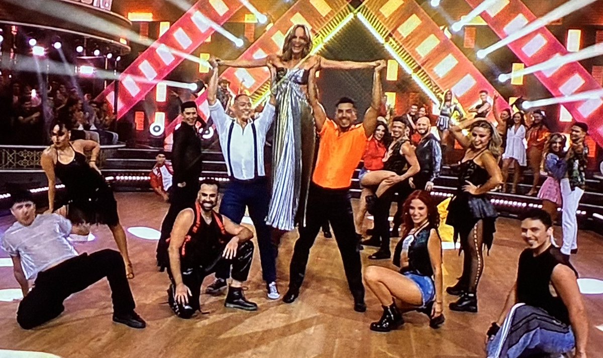 ArtistasdeChile's tweet image. Y ya comenzó la segunda temporada del exitoso Fiebre de Baile con 18 nuevos participantes, siempre por las pantallas de Chilevision y con la conducción de la gran Diana Bolocco.
¡Mucho éxito a todos!
Artistas Para Eventos 
artistasparaempresas.cl
#animadoras #animadores #artistas