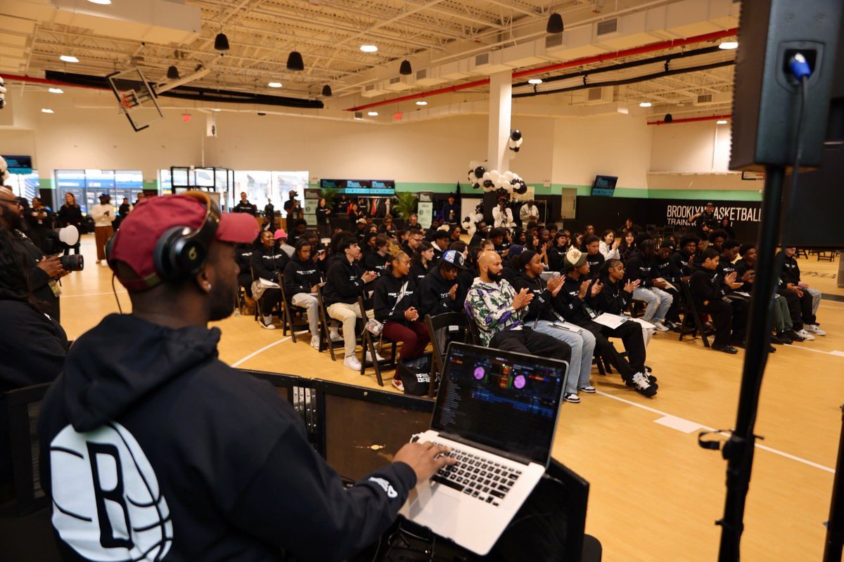 djocross's tweet photo. Honored to DJ for @IamFreeToDream x @common 🙌🏾 Inspiring youth to dream BIG 💭 & move BOLDER 💪🏾 at @barclayscenter 🏀🔥 Thanks @GreggBishopNYC x @socialjusticefd 🫶🏾📚 @BrooklynNets
📸 @sydlion.visuals
#djocross #FreeToDream #ocrossproductions https://t.co/D8AdSdM9J1