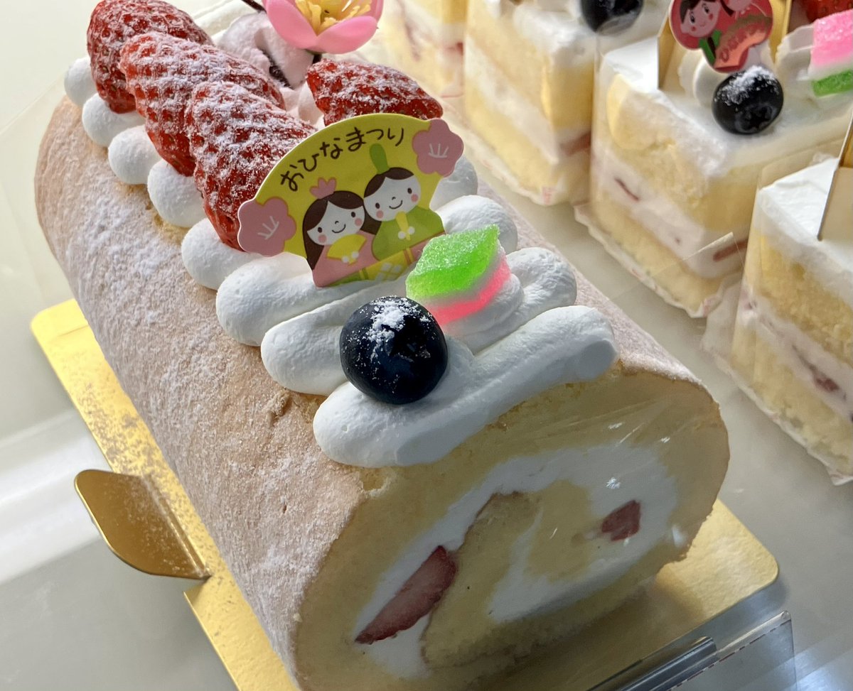 commedessert10's tweet photo. 火曜日は定休日ですが今日は雛祭りなので営業しておりまーーす❣️
雛ショート、雛ロール🎎
雛デコレーションケーキはこれから並びます🎂
お出かけの際はお足元にお気をつけくださいね☔️ https://t.co/jqY2IE5q1i