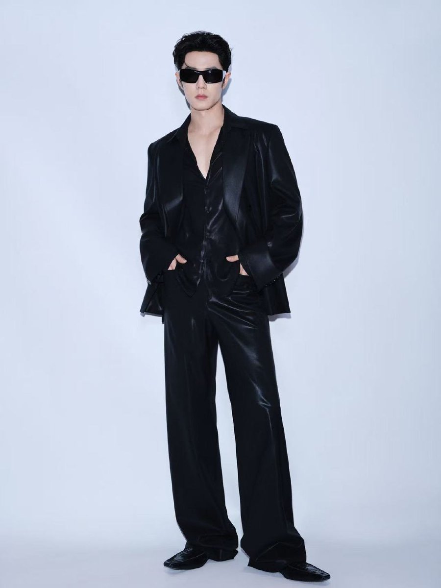 wxyzybxz's tweet image. 260303 10:00 GUCCI x Xiao Zhan

After #GucciFW26, actor, singer, and GBA Xiao Zhan was the first to wear the new Gucci Primavera collection. The deep black and glossy leather exuded a rebellious attitude, his undeniable personality captured on 📸. 

#XiaoZhanxGucciTrend26