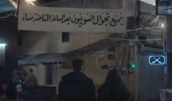 كتب أحد السوريين.... أهالي الضاحية الجنوبية .. أهلاً بكم في بيتي ..
أيها  النازحون  غدا ..
أتذكرون بيتي الذي استقبلتكم به 2006؟
كنت أودّ أن استقبلكم به اليوم، لكنكم قصـ.فتوه فلم يبق منه شيء ..
وكنت أودُّ أن أرسل أطفالي إلى نواصي الشوارع لينادونكم: بيوتنا مفتوحة لكم .. أتذكرونهم