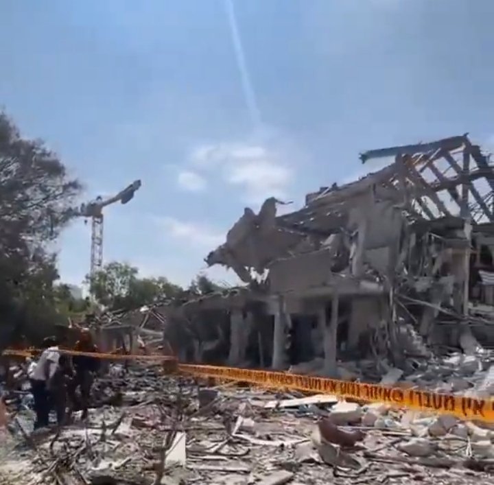 CommonBS786OM's tweet photo. ये गाज़ा नहीं है.

IRAN द्वारा TELAVIV BLAST के बाद इजराइल का नज़ारा है.

गाज़ा की बर्बादी पर ख़ुश होने वालों को ये अच्छा नहीं लगेगा.

उनको तो बिलकुल नहीं जिन्होंने इजराइल और NETANYAHU को  नया बाप बनाया हुआ है. https://t.co/9w1vMt0xI5