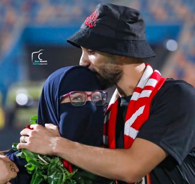 كريم فؤاد إنسان فاهم حقيقة الدنيا ومحترم قبل ما يكون لاعب كورة ، قال قبل كده إن يومه مش كله كرة قدم… لأنها شغله وجزء من حياته اه بجتهد بكل طاقتي فيها ، لكن في النهاية في حسابات تانية في الآخرة هنتسأل عنها. وده حاجه تخلي الواحد يحترمه قبل ما يشجعه.

عشان كده لما تشوف كريم فؤاد